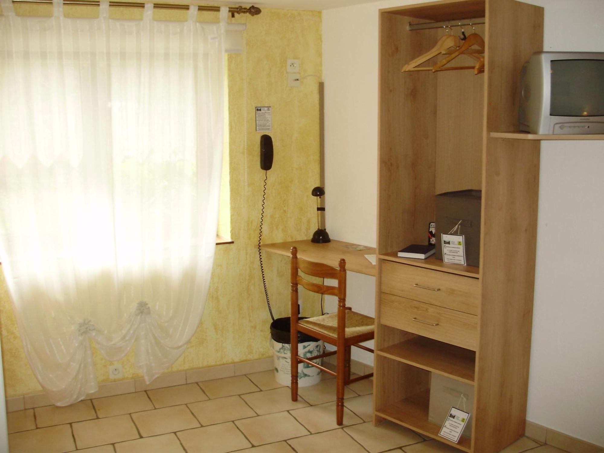 Auberge Du Bord Des Eaux - Demi-Pension Assuree Sur Reservation Saint-Amand-les-Eaux Ngoại thất bức ảnh